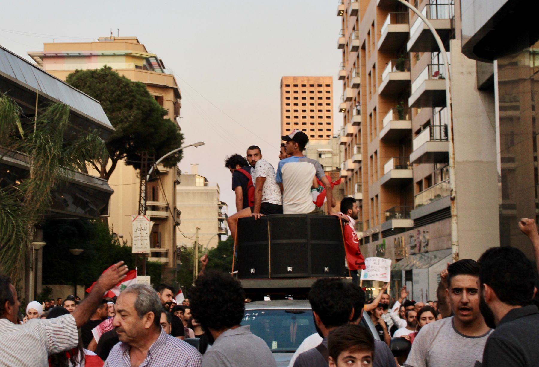 Contestation of divisive politics in Lebanon and Bosnia: Comparative thoughts
