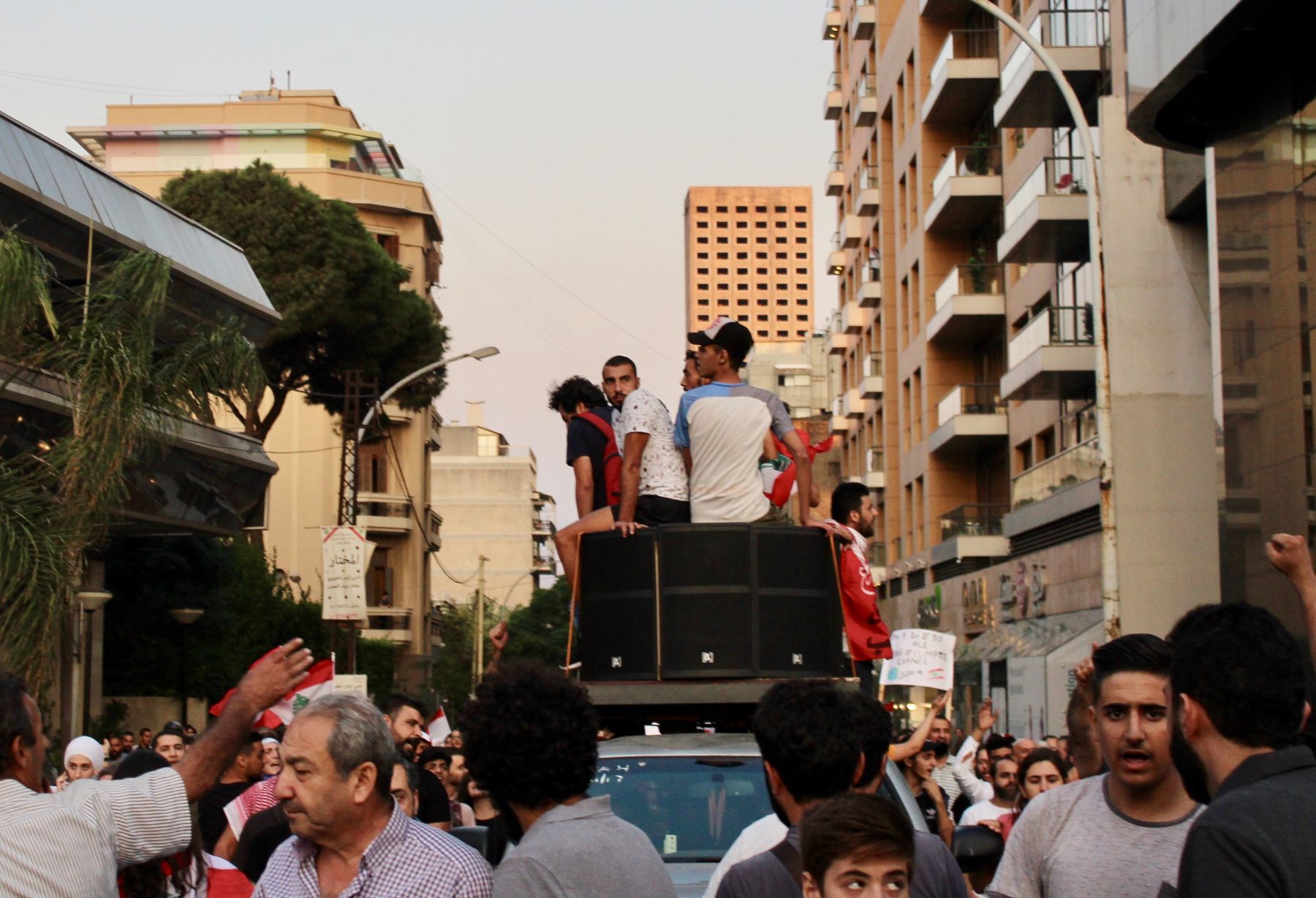 Elements of contestation. Sectarianism as extractive violence and Lebanon’s revolution